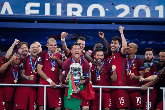 Portugals Cristiano Ronaldo lyfter pokalen