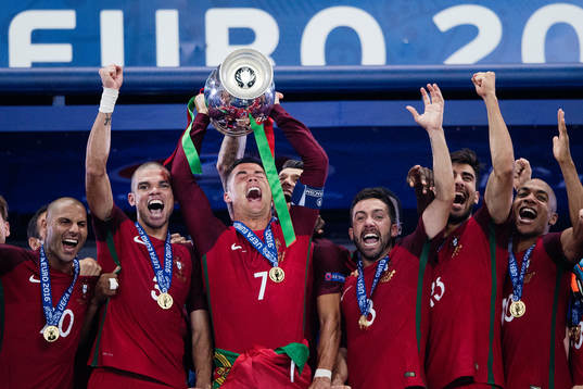 Portugals Cristiano Ronaldo lyfter pokalen