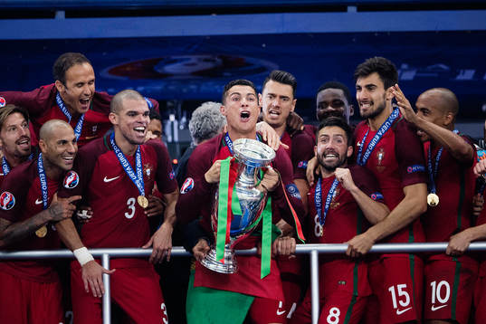 Portugals Cristiano Ronaldo lyfter pokalen