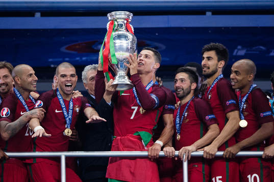 Portugals Cristiano Ronaldo lyfter pokalen
