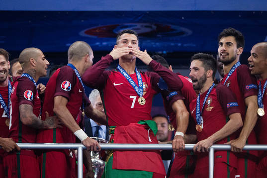 Portugals Cristiano Ronaldo med en slängkyss