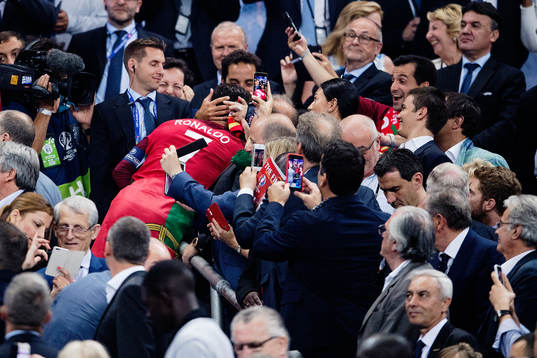 Portugals Cristiano Ronaldo blir omkramad