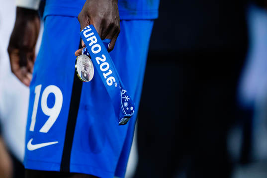 Frankrikes Bacary Sagna håller sin medalj i handen