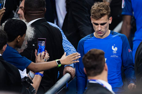 Frankrikes Antoine Griezmann deppar när han har fått sin