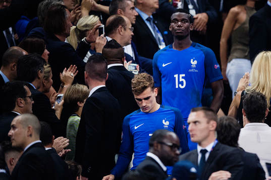 Frankrikes Antoine Griezmann och Paul Pogba deppar när dom