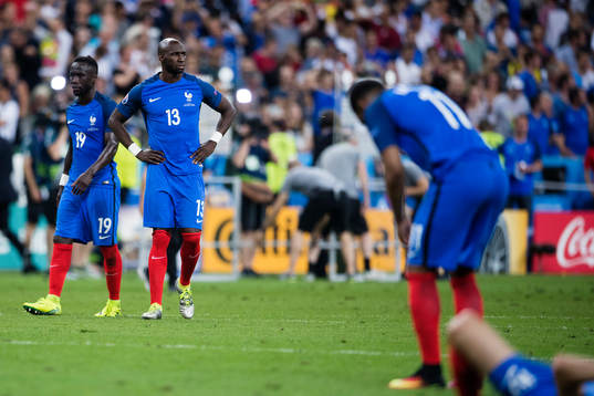 Frankrikes Bacary Sagna och Eliaquim Mangala deppar