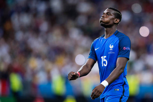 Frankrikes Paul Pogba deppar