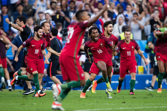 Portugals Rafa Silva, Renato Sanches och Vieirinha jublar