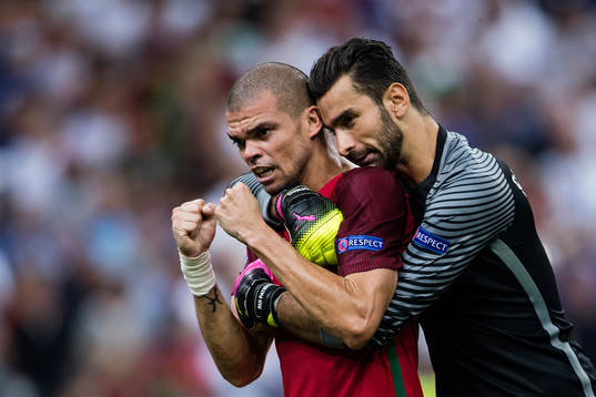 Portugals Pepe och målvakt Rui Patricio jublar
