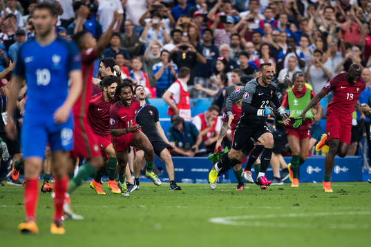 Portugals Renato Sanches, målvakt Eduardo och Danilo jublar