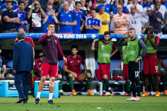 Portugals Cristiano Ronaldo reagerar från bänken