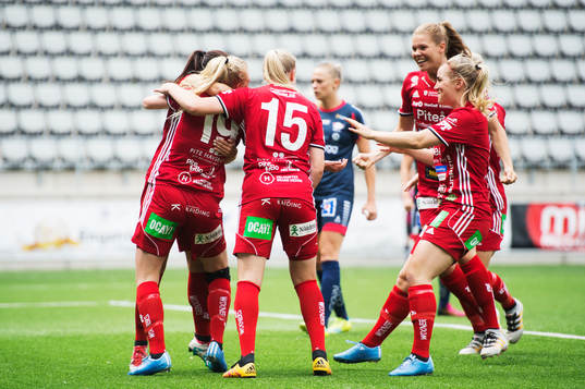 Elin Bragnum kramas om av spelare