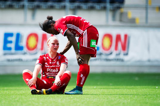 Piteås Faith Ikidi tröstar Ellen Löfqvist som deppar