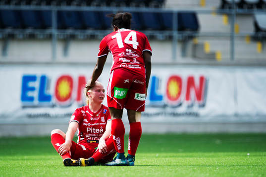 Piteås Faith Ikidi tröstar Ellen Löfqvist som deppar