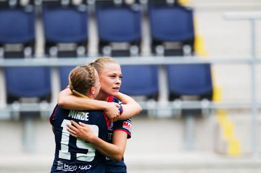Linköpings Kristine Minde kramar om Fridolina Rolfö