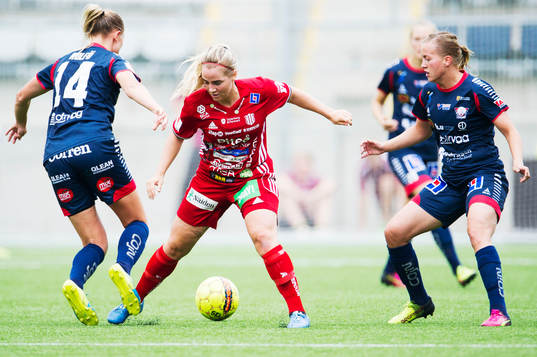 Piteås Emelie Lövgren i kamp om bollen med Linköpings