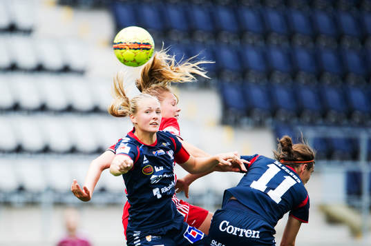 Linköpings Magdalena Eriksson i nickduell med Piteås Nina