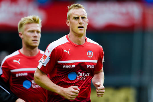 Helsingborgs Peter Larsson värmer upp före