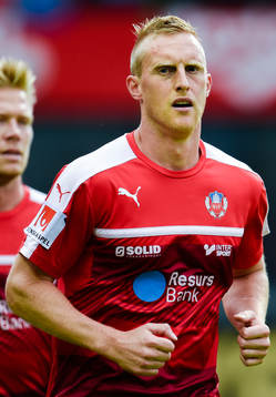Helsingborgs Peter Larsson värmer upp före