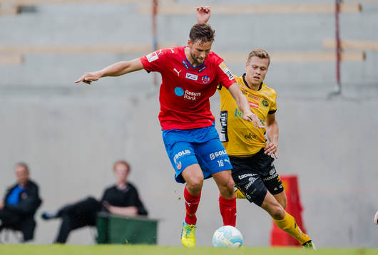 Helsingborgs Mikael Dahlberg  driver med bollen förbi