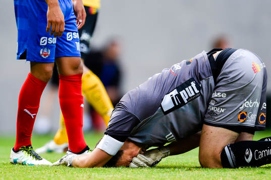 Elfsborgs målvakt Kevin Stuhr Ellegaard har ont