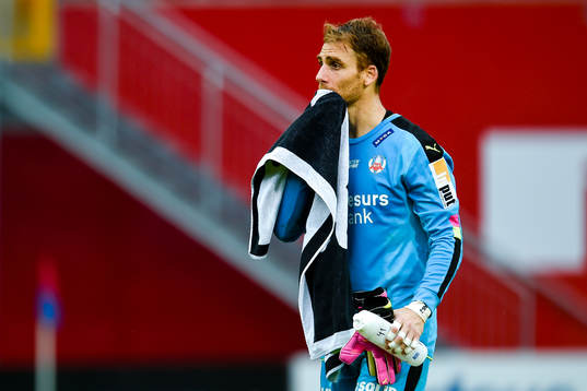 Helsingborgs målvakt Matt Pyzdrowski   deppar