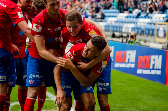 Helsingborgs Jordan Larsson skadar sig