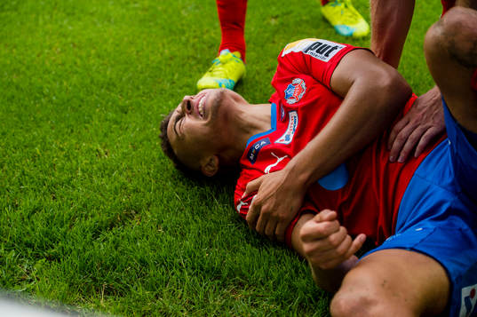 Helsingborgs Jordan Larsson skadar sig