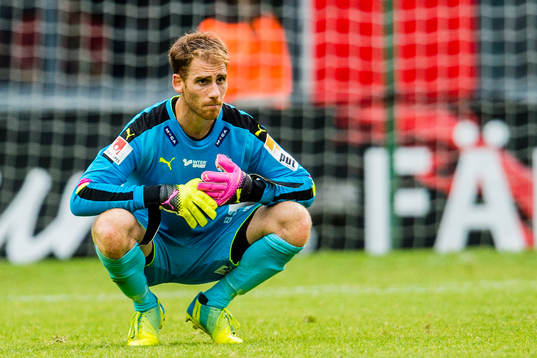 Helsingborgs målvakt Tomer Chencinski deppar