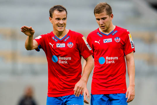 Helsingborgs Anton Wede och Darijan Bojanic diskuterar