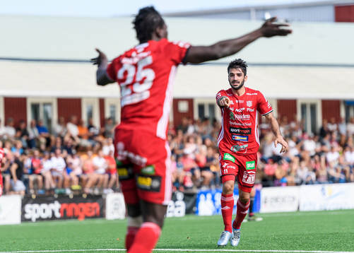 s Arish Nouri pekar på Tetteh Komey