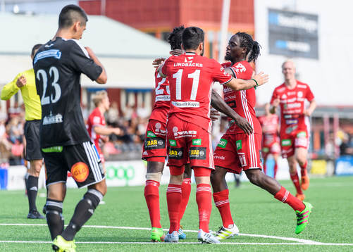 s Tetteh Komey (v) jublar