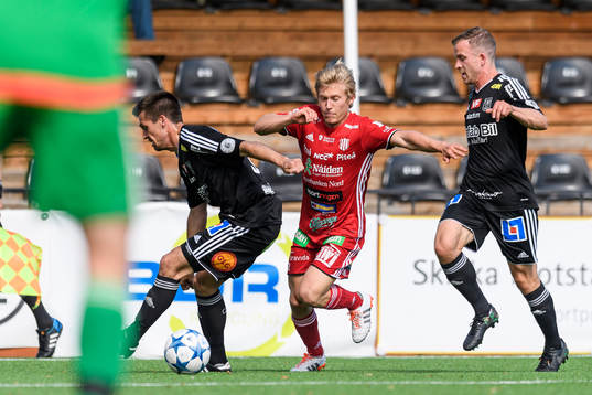 s Gustav Rönnbäck-Wallin försöker gå förbi 2st