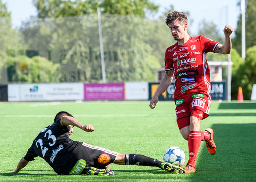 s Marcelo Oyarzo Paine tacklar Piteå:s James Burgin