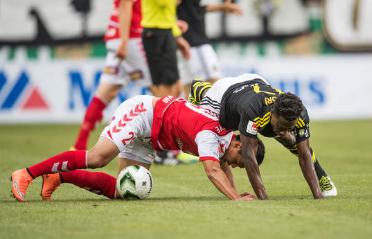 s Ebenezer Ofori och Kalmars Romário Pereira Sipião