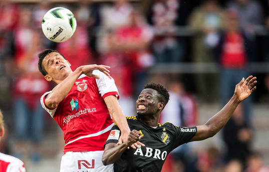 s Ebenezer Ofori och Kalmars Romário Pereira Sipião