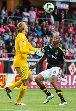 s Carlos Strandberg och Kalmars målvakt Ole Söderberg