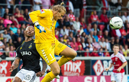 s Carlos Strandberg och Kalmars målvakt Ole Söderberg