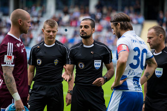 Domare Mohammed Al-Hakim singlar slant med Sundsvalls
