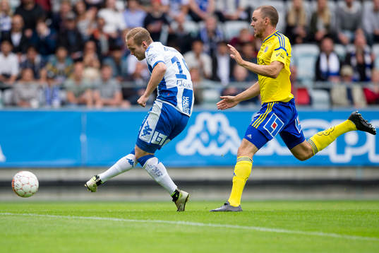 IFK Göteborgs Gustav Engvall skjuter 1-0