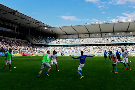 Malmö FFs spelare värmer upp före fotbollsmatchen i