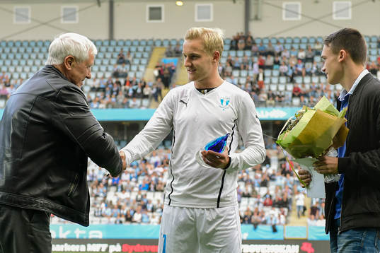 Malmö FFs Franz Brorsson tar emot priset för årets