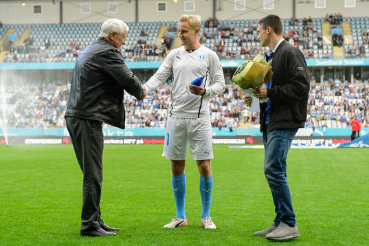 Malmö FFs Franz Brorsson tar emot priset för årets