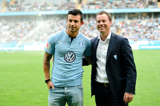 Malmö FFs nyförvärv Behrang Safari hälsas välkommen av