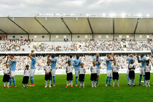 Malmö FFs spelare före fotbollsmatchen i Allsvenskan