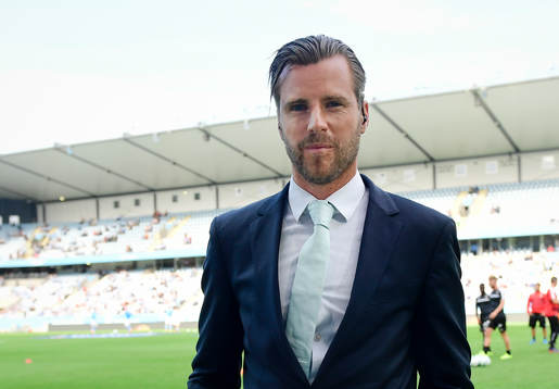 CMores kommentator Pontus Farnerud före fotbollsmatchen i