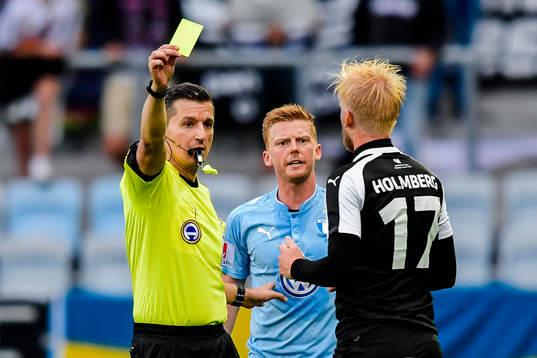Örebros Karl Holmberg får en varning