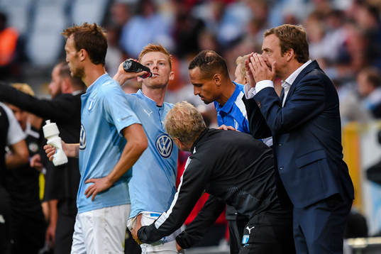 Malmö FFs Anders Christiansen får vård av läkare Pär