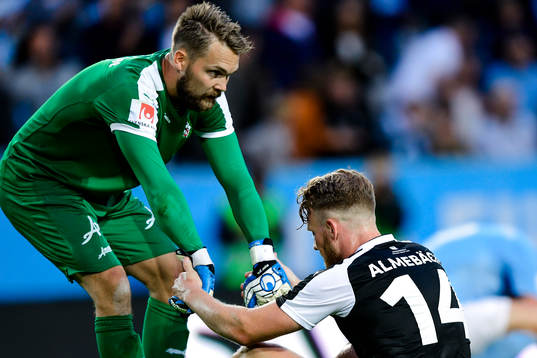 Örebros målvakt Oscar Jansson och Michael Almebäck deppar