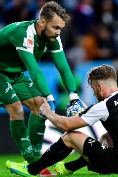 Örebros målvakt Oscar Jansson och Michael Almebäck deppar